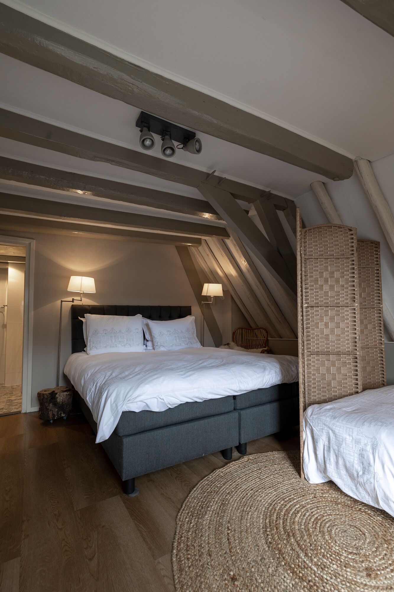 Penthouse, 1 Bedroom, Balcony (Mademoiselle Anna-Louise) | 2 slaapkamers, donzen dekbedden, een minibar, een bureau