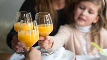 Sarapan masakan setempat setiap hari (EUR 35 per orang)