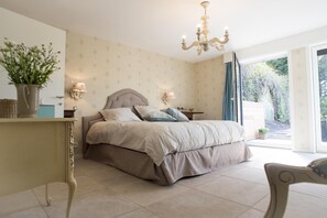 Escritorio, cunas gratuitas, camas supletorias y wifi gratis