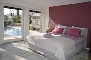 Classic-Doppelzimmer, Poolblick | Schreibtisch, kostenlose Babybetten, Zustellbetten, kostenloses WLAN