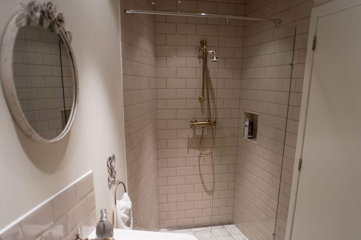 Doppia Comfort | Bagno | Set di cortesia firmato, asciugacapelli, pantofole, asciugamani