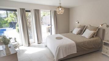 Bureau, lits bébé (gratuits), lits pliants/supplémentaires