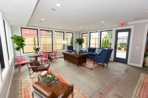 Flat-screen TV - Germantown Inn (Nashville)