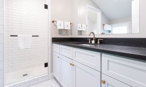 Habitación individual Deluxe, baño en la habitación (10. The Roosevelt) | Baño | Regadera, amenidades de baño de diseñador, batas, toallas 