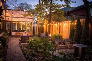 Voorkant accommodatie - avond/nacht