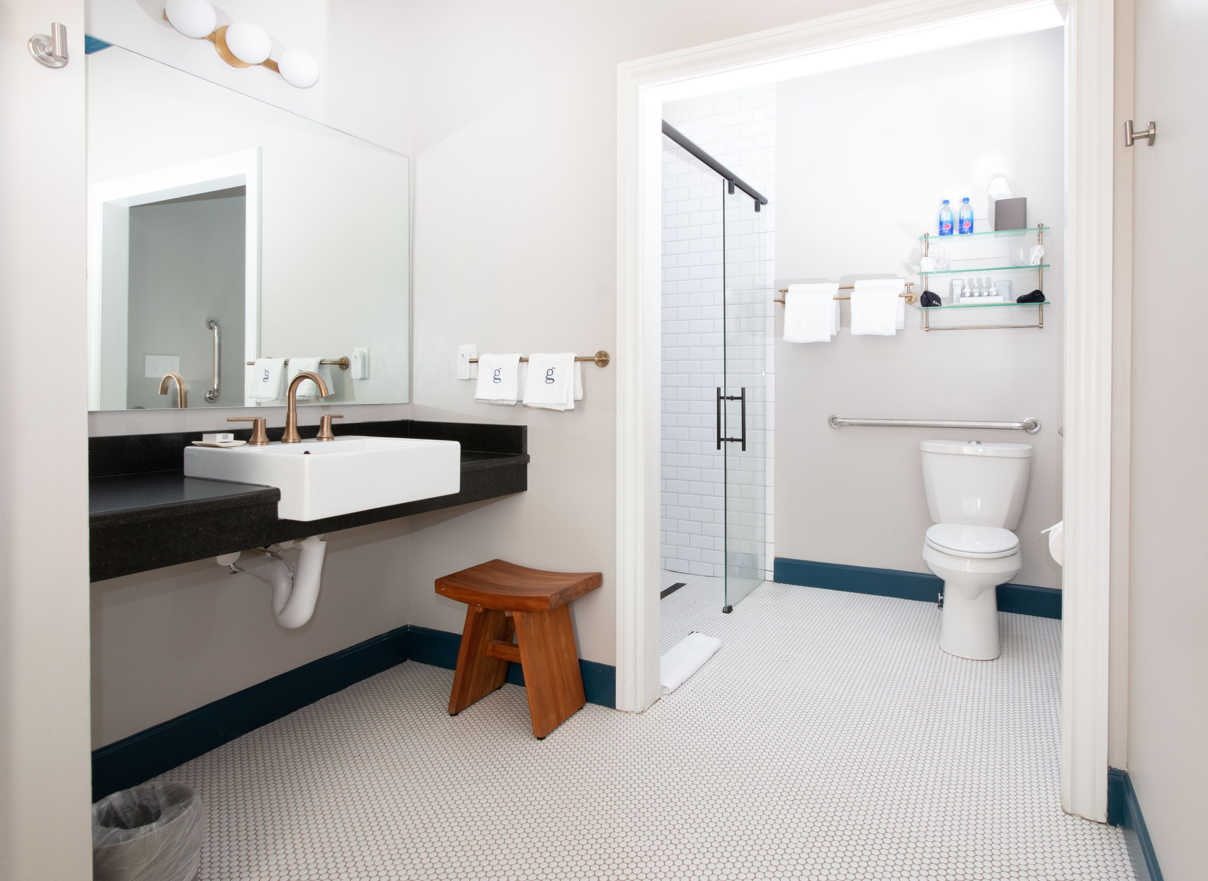 Habitación individual Deluxe, baño privado (01. The Buchanan) | Baño | Ducha, artículos de higiene personal de diseño, albornoces y toallas