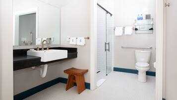 Habitación individual Deluxe, baño privado (01. The Buchanan) | Baño | Ducha, artículos de higiene personal de diseño, albornoces y toallas
