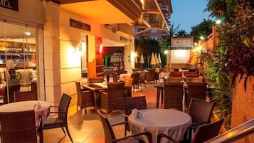Servizio di colazione, pranzo, cena e brunch