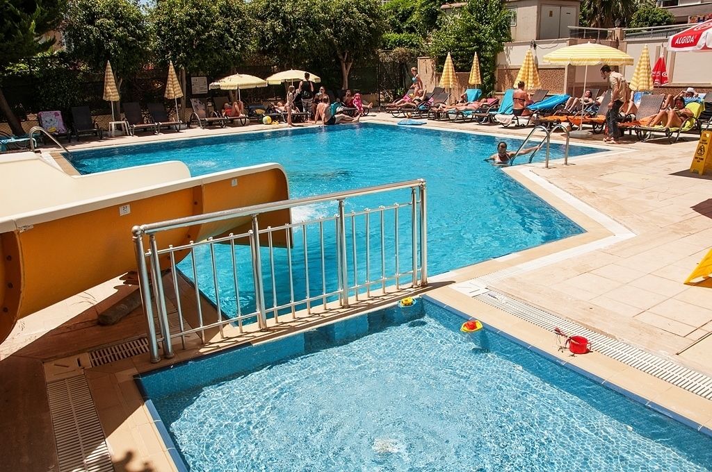 Piscina all'aperto, ombrelloni da piscina, lettini