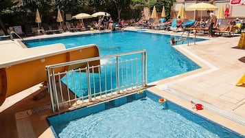 Piscina all'aperto, ombrelloni da piscina, lettini