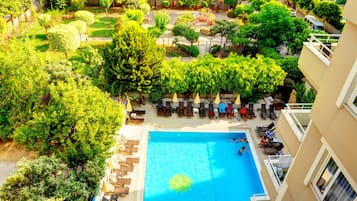 Utomhuspool, parasoller och solstolar