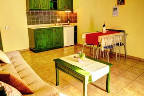 Appartement, 1 chambre | Cuisinette privée | Réfrigérateur, surface de cuisson, vaisselle et ustensiles