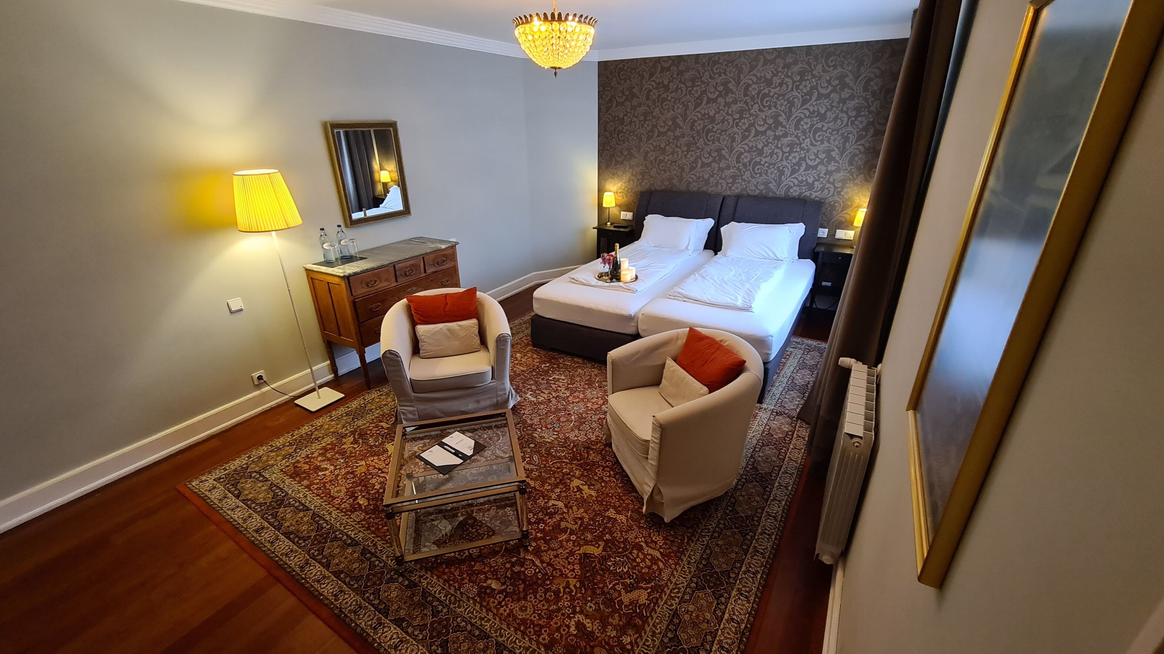 Kahden hengen comfort-huone, 1 makuuhuone, näköala puutarhaan | Ylelliset vuodevaatteet, minibaari, yksilöllisesti sisustettu