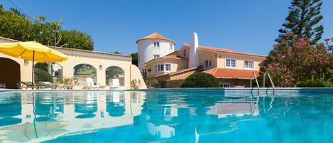 Piscine extérieure, parasols de plage, chaises longues