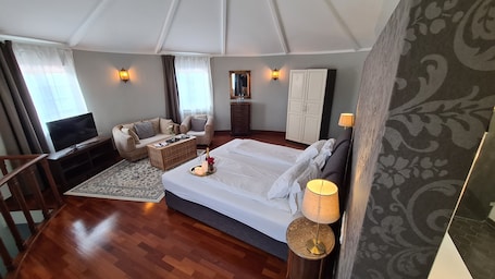 Honeymoon Studio Suite, 1 Bedroom, Sea View (Dom Henrique o Navegador) | Premium bedding, minibar, individually decorated, laptop workspace. Quinta do Cabo Guesthouse