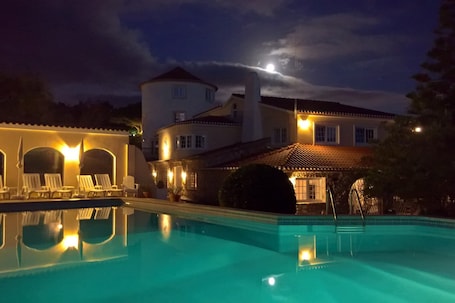 Outdoor pool, pool umbrellas, sun loungers. Quinta do Cabo Guesthouse