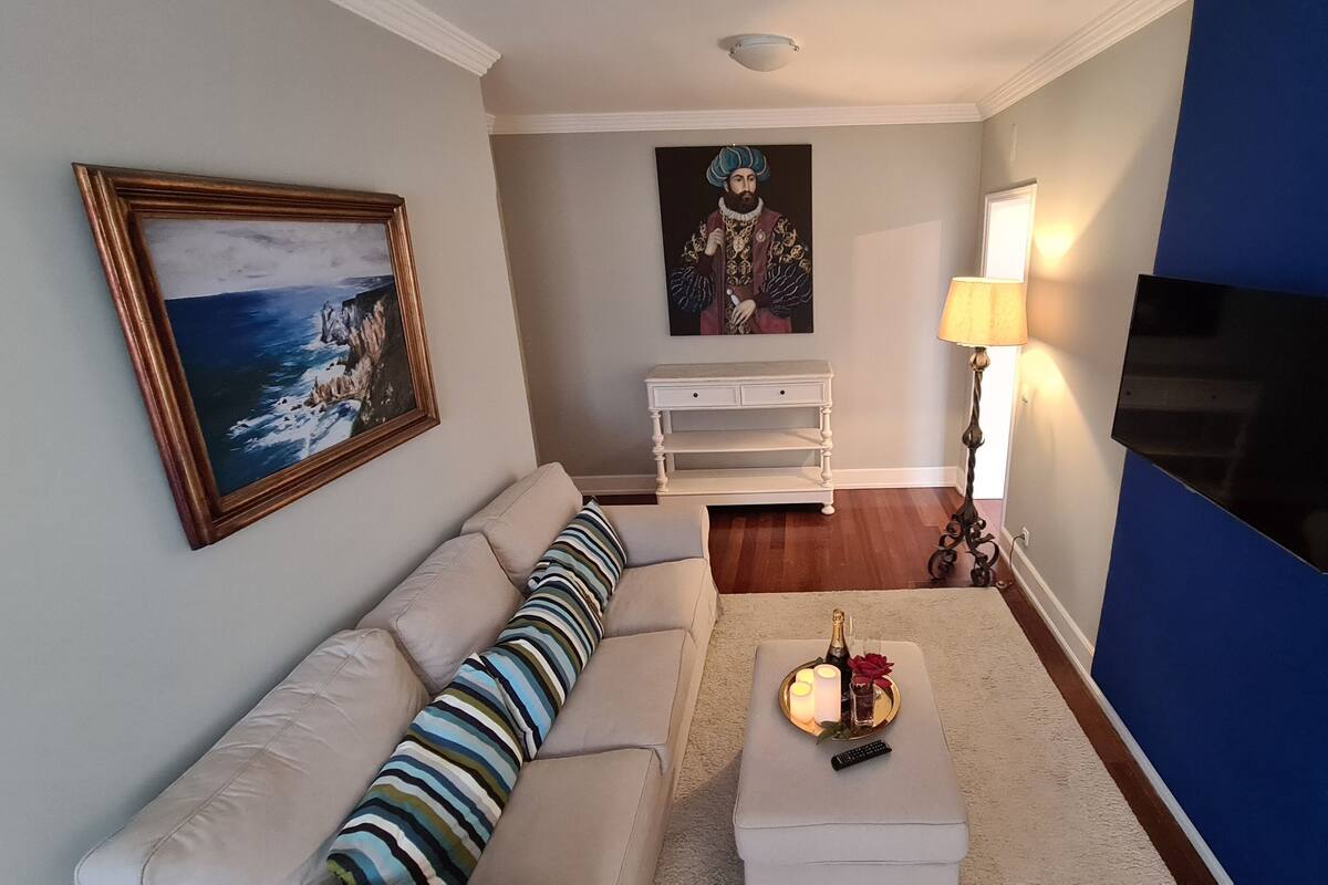 Superior-sviitti, 2 makuuhuonetta, poreamme, merinäköala (Vasco da Gama) | Oleskelualue | Taulutelevisio