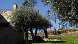 Un edifici de pedra amb una escala de pedra que mena a una zona enjardinada.
