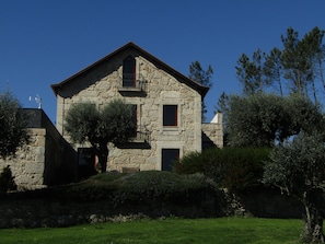 A stone building with a gabled roof, a balcony, and a small window. - Quinta do Medronheiro Hotel Rural (Viseu)
