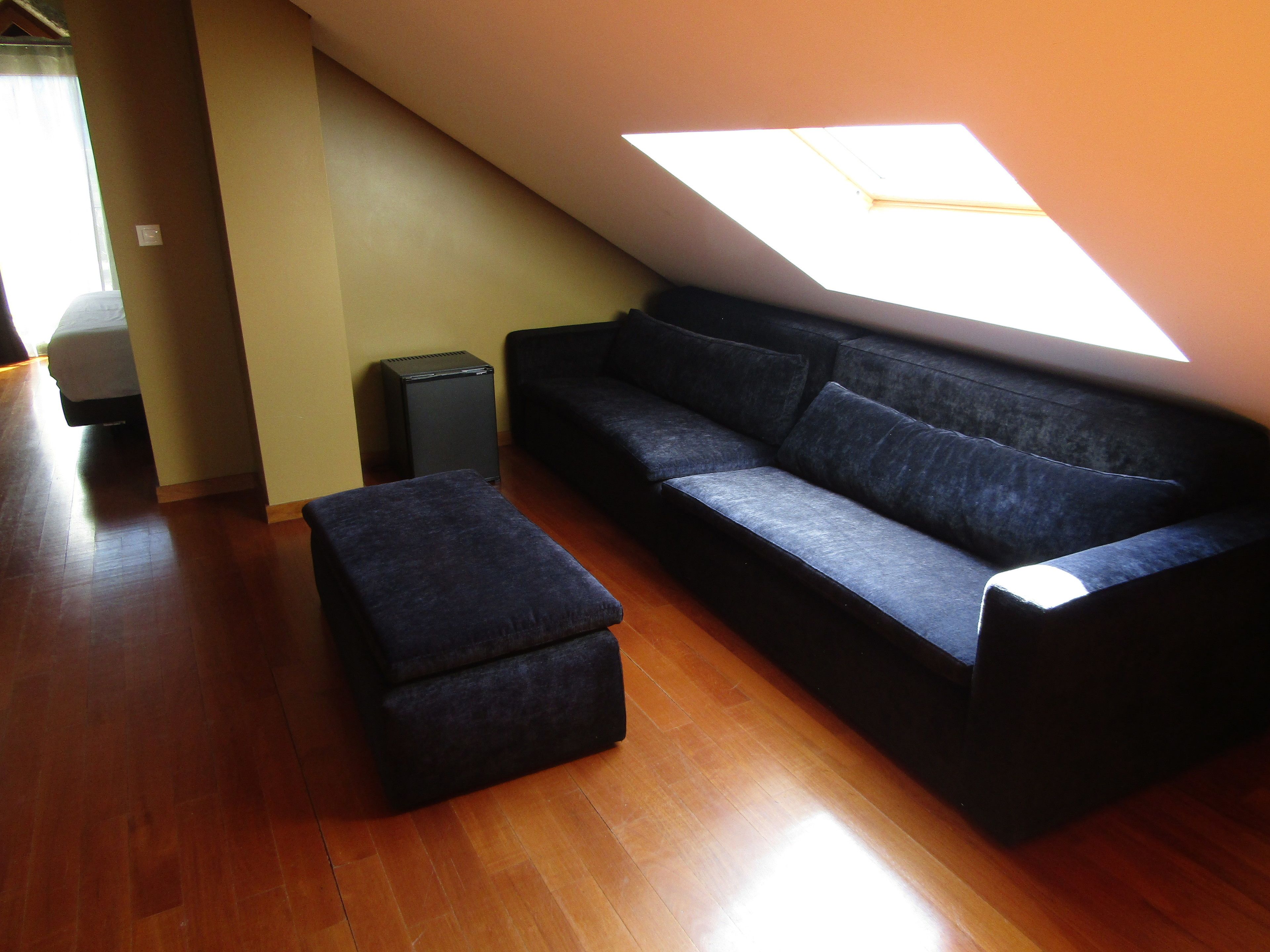 suite | living area | 30-inch flat-screen tv with cable channels, tv