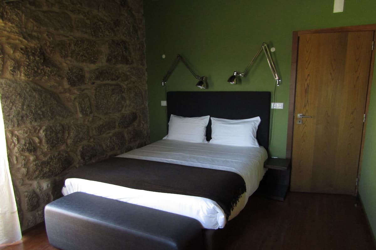 Escritorio, cortinas blackout, cunas gratuitas y wifi gratis