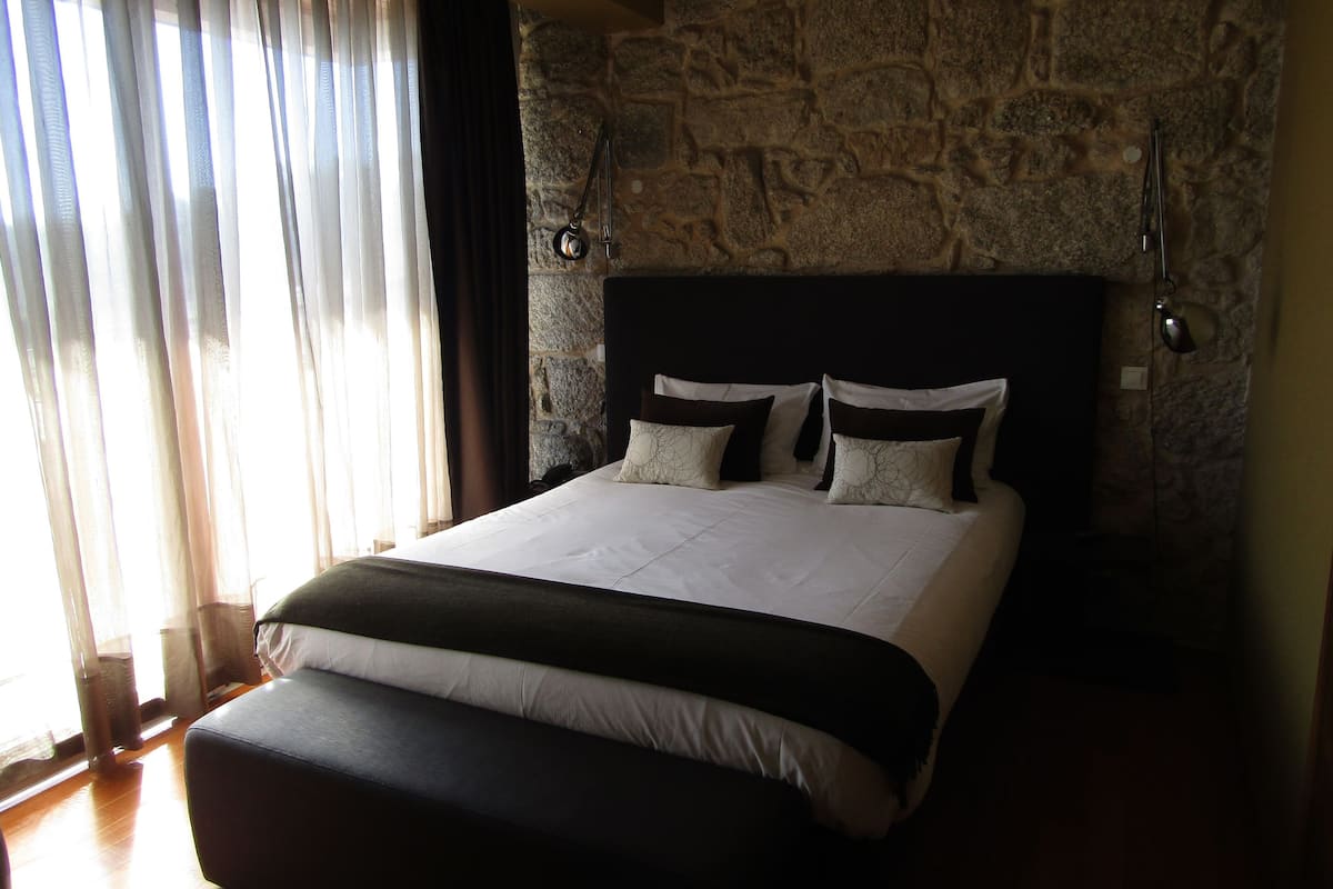 Escritorio, cortinas blackout, cunas gratuitas y wifi gratis