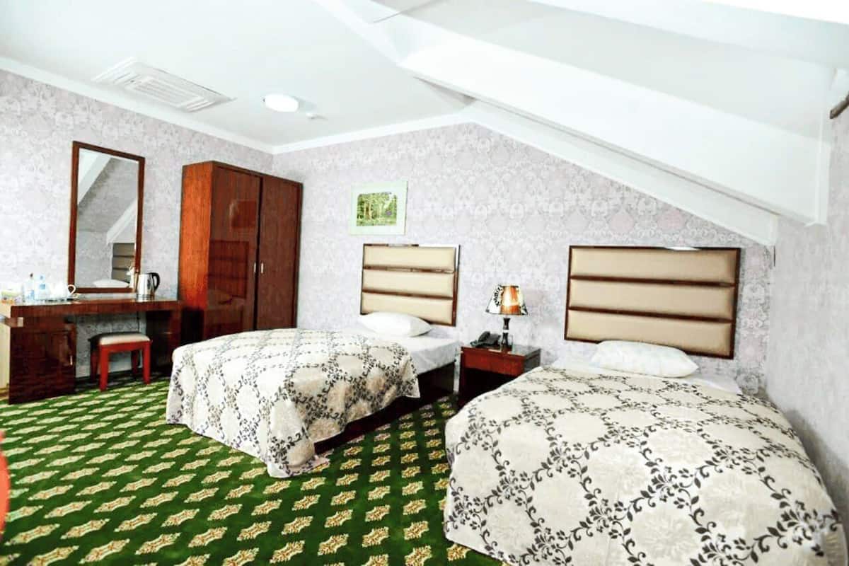 Habitación Deluxe con 2 camas individuales | 2 dormitorios, minibar, caja fuerte y escritorio