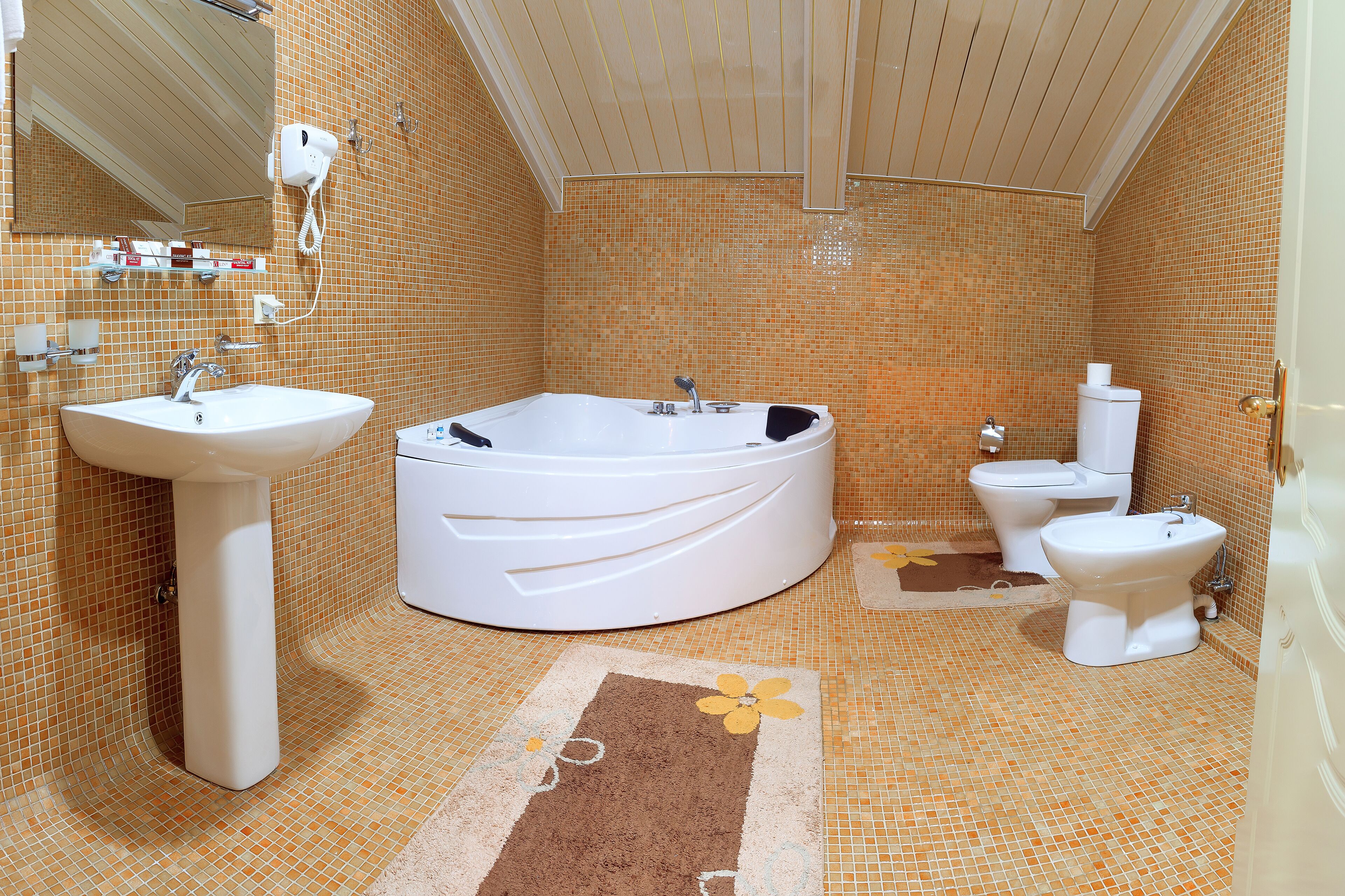 Une salle de bain équipée d’un lavabo, d’une baignoire, de toilettes et d’un bidet.