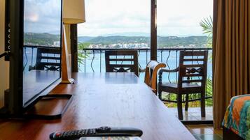 In-room safe, desk, free WiFi