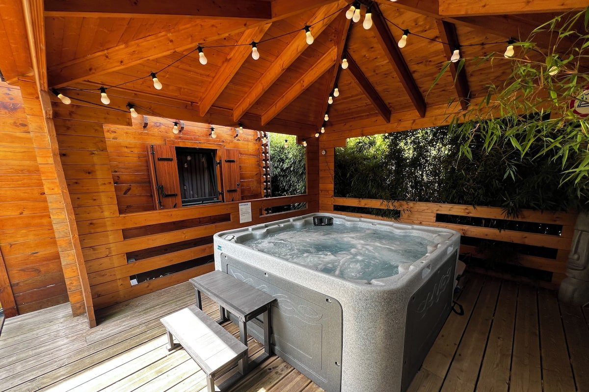 Family Cottage, 2 Bedrooms, Hot Tub | Premium bedding, minibar, laptop workspace, blackout drapes