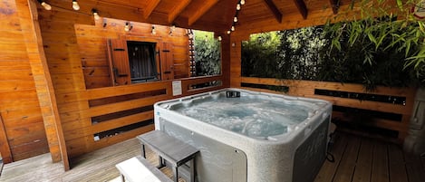 ChaumiÚre familiale, 2 chambres, baignoire à remous | Literie de qualité, minibar
