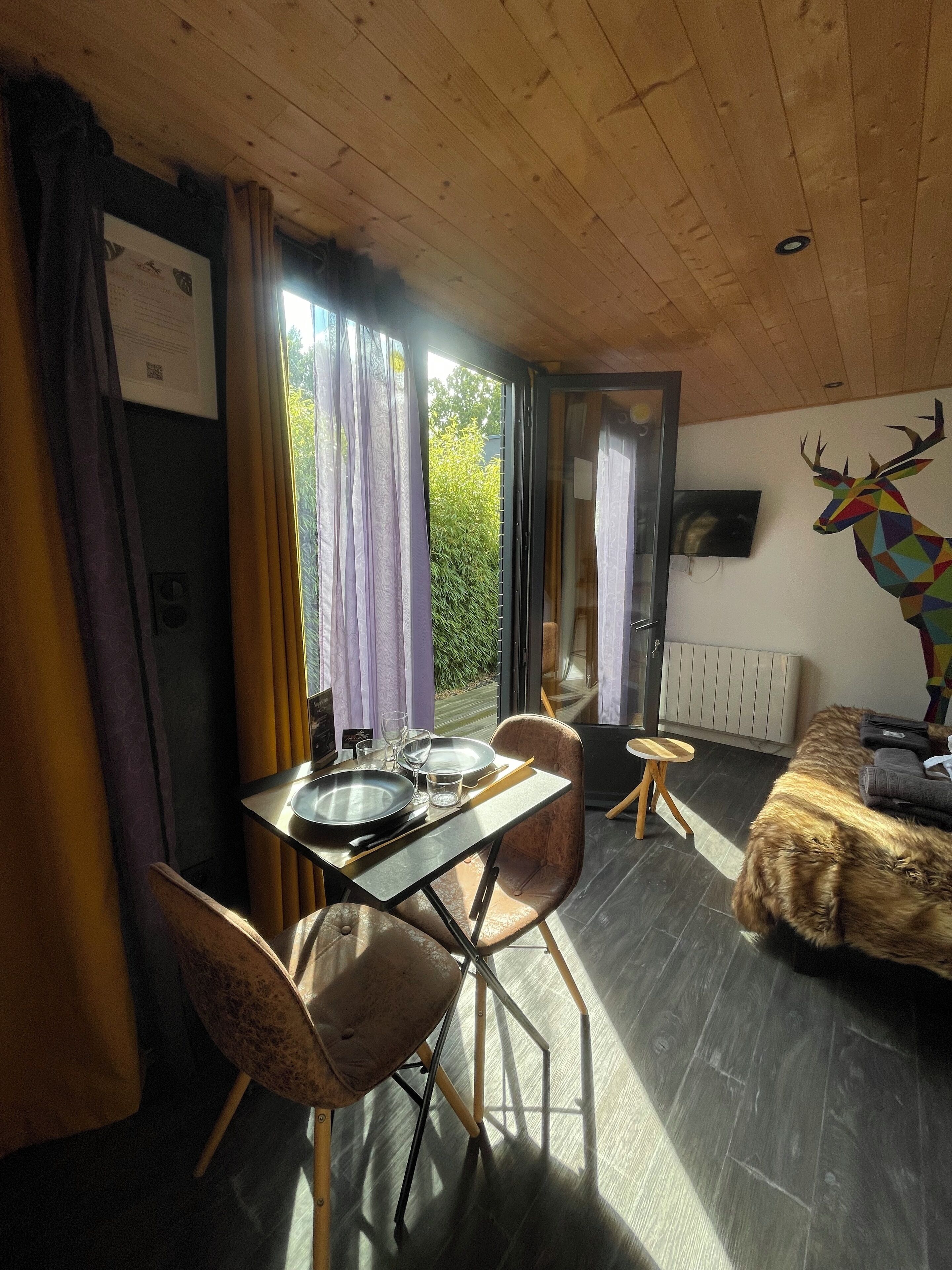 Suíte estúdio romântica, 1 quarto, terraço | Roupas de cama premium, frigobar, espaço de trabalho para notebook