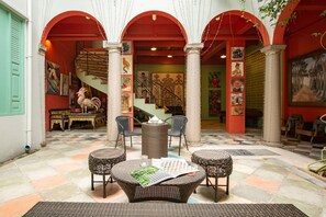 Área de estar no saguão