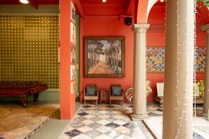 Coin salon dans le hall