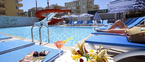 2 piscines extérieures, parasols de plage, chaises longues