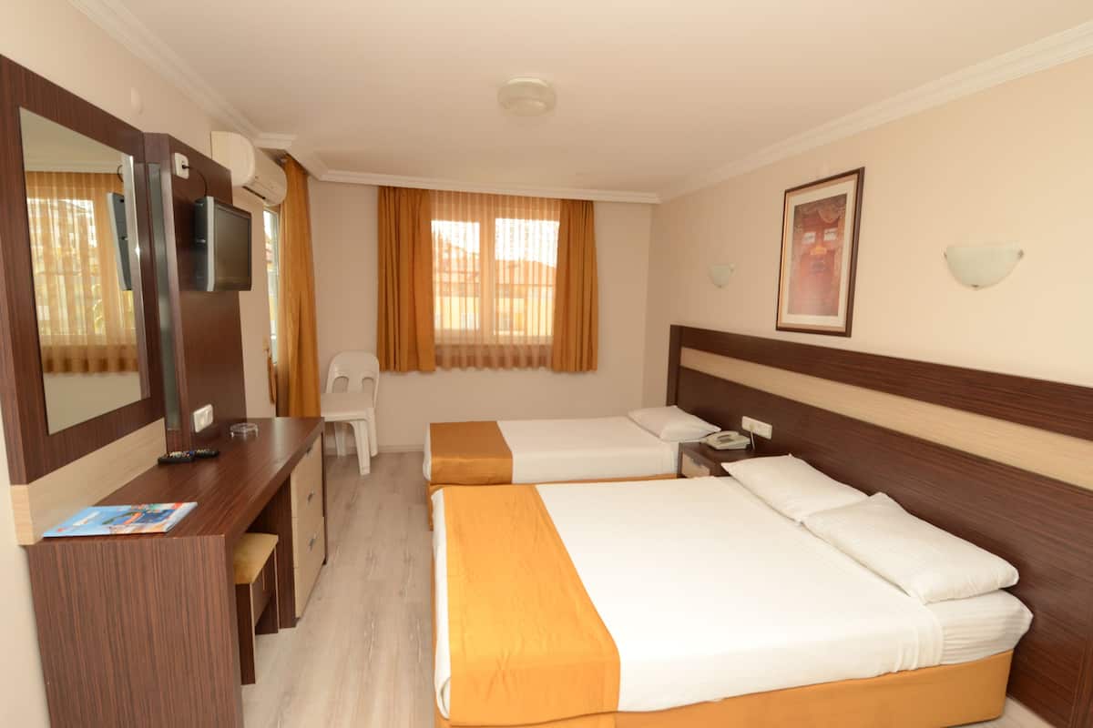 Habitación triple estándar, 1 habitación, balcón | Servicios de la habitación