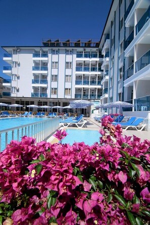 2 outdoor pools, pool umbrellas, sun loungers - Enki Hotel (Alanya)