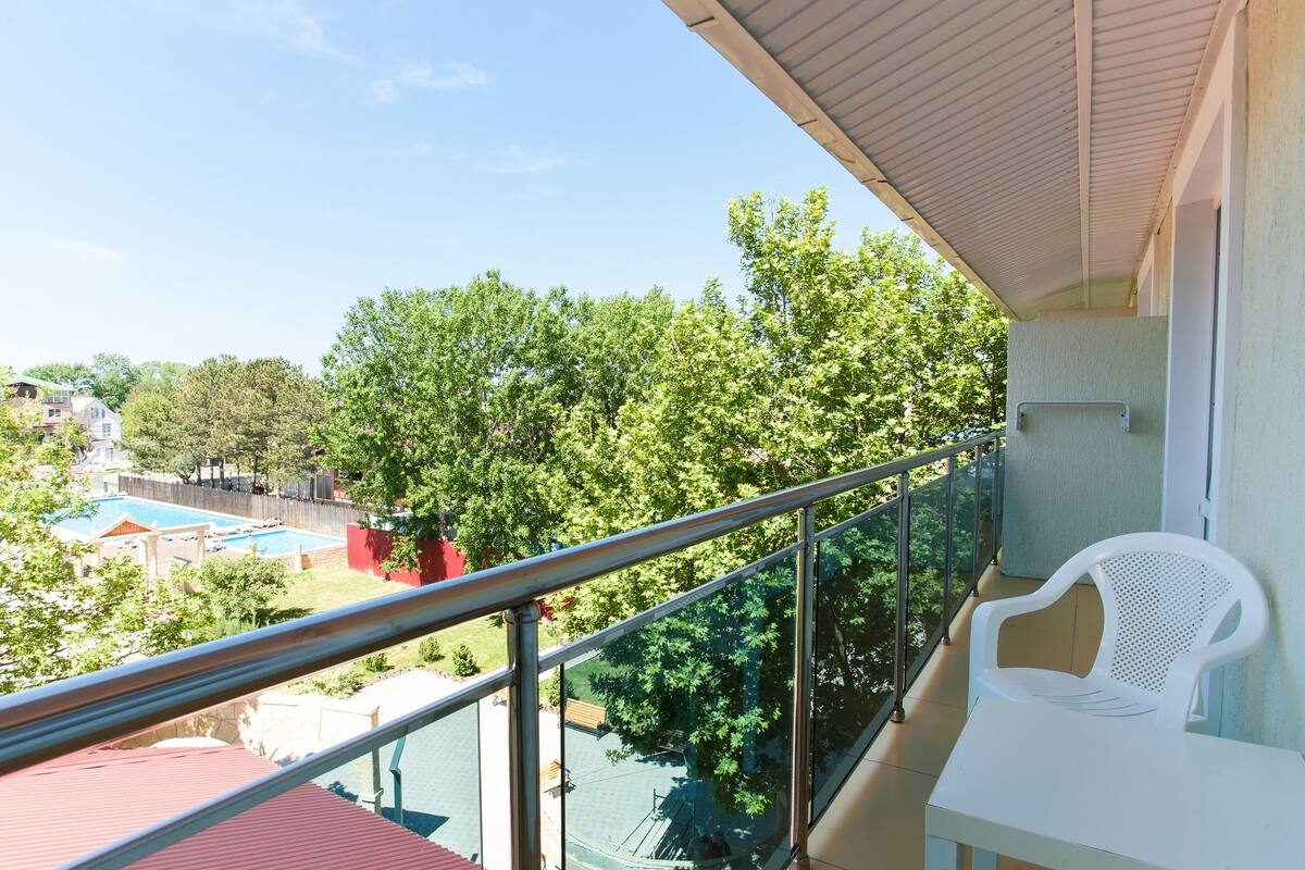 Vierpersoonskamer | Een bureau, een strijkplank/strijkijzer, extra bedden, gratis wifi