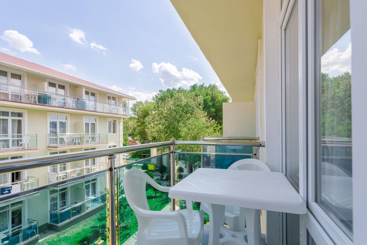 Een bureau, een strijkplank/strijkijzer, extra bedden, gratis wifi