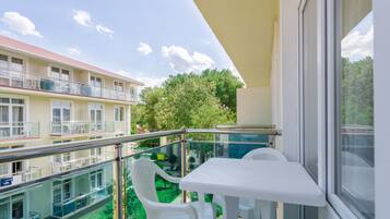 Een bureau, een strijkplank/strijkijzer, extra bedden, gratis wifi