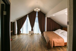 Hochwertige Bettwaren, Minibar, Zimmersafe, Schreibtisch