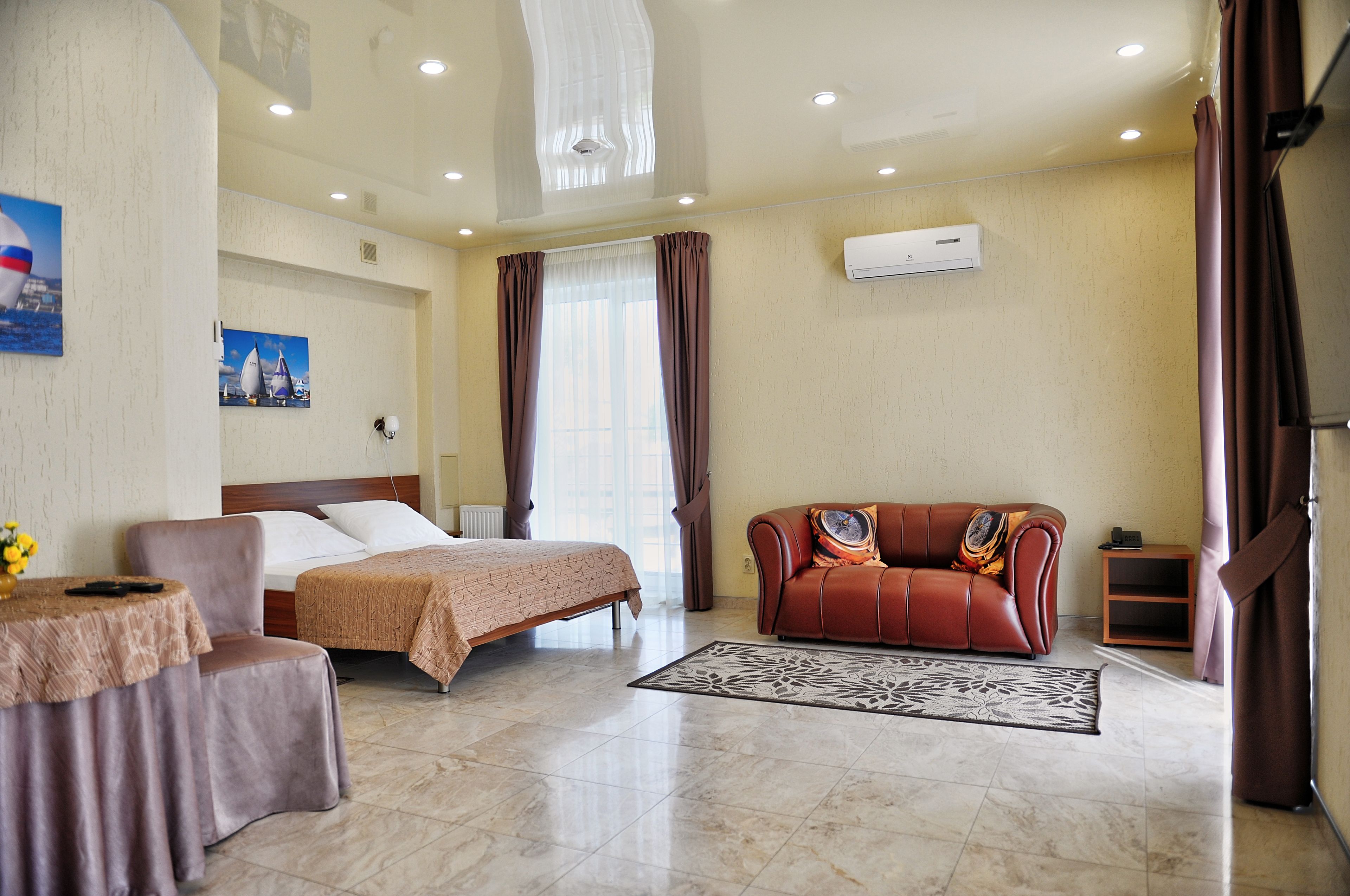 Sviitti | Ylelliset vuodevaatteet, minibaari, tallelokero huoneessa, työpöytä