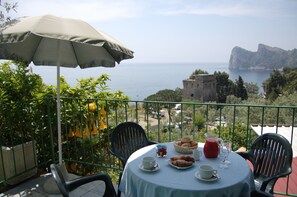 Tägliches Frühstücksbuffet (10.00 EUR pro Person)