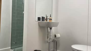 Deluxe-Doppelzimmer | Badezimmer | Kostenlose Toilettenartikel, Haartrockner, Handtücher, Toilettenpapier