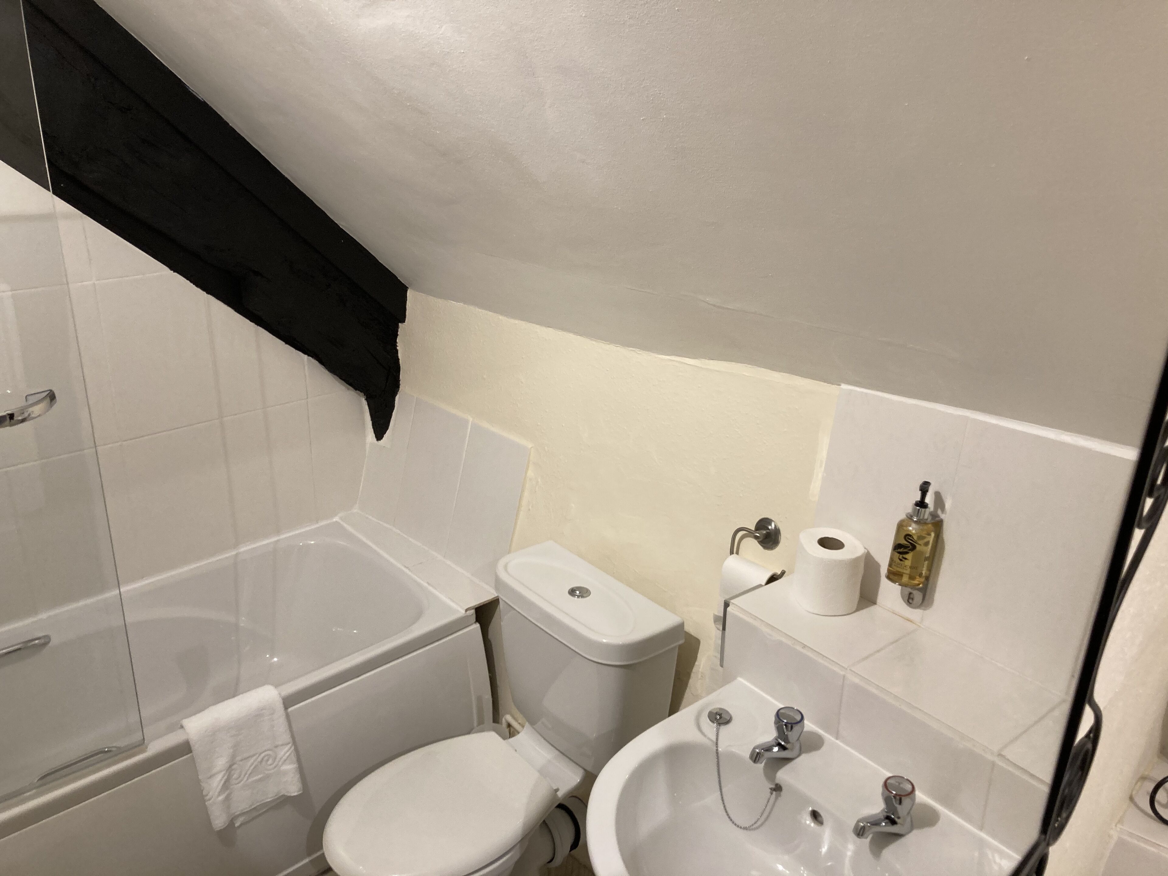 Un baño con bañera, inodoro y lavabo.