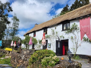Courtyard view - The Cridford Inn (Newton Abbot)