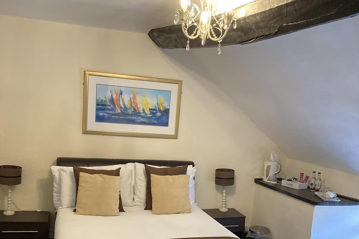 Standard Double Room, Ensuite, No Dogs | Premium bedding, iron/ironing board (on request), free WiFi