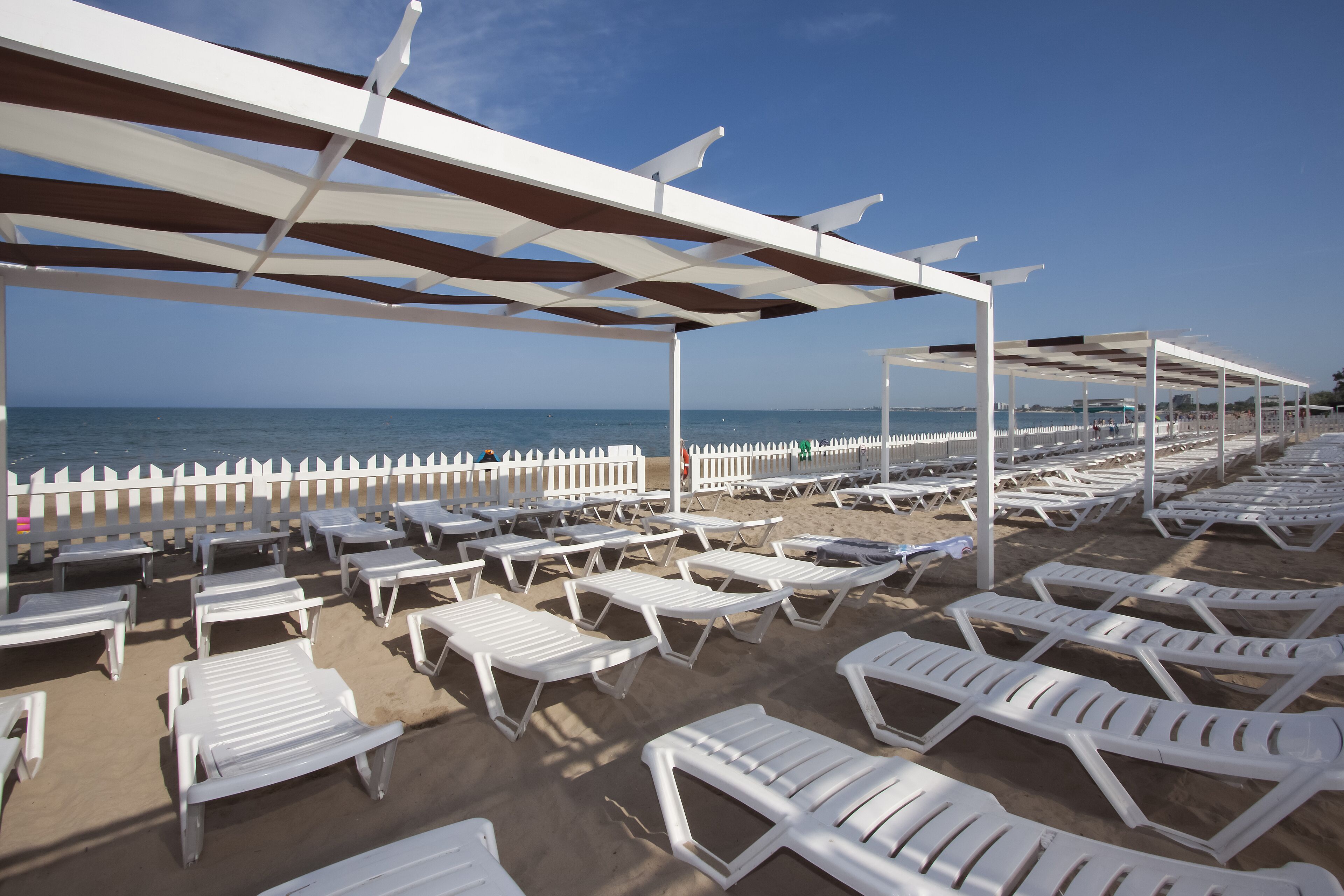 Private beach nearby, white sand, free beach shuttle, sun-loungers