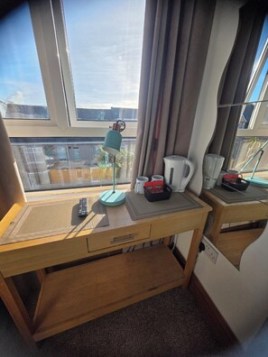 Tabla de planchar con plancha, wifi gratis y ropa de cama 