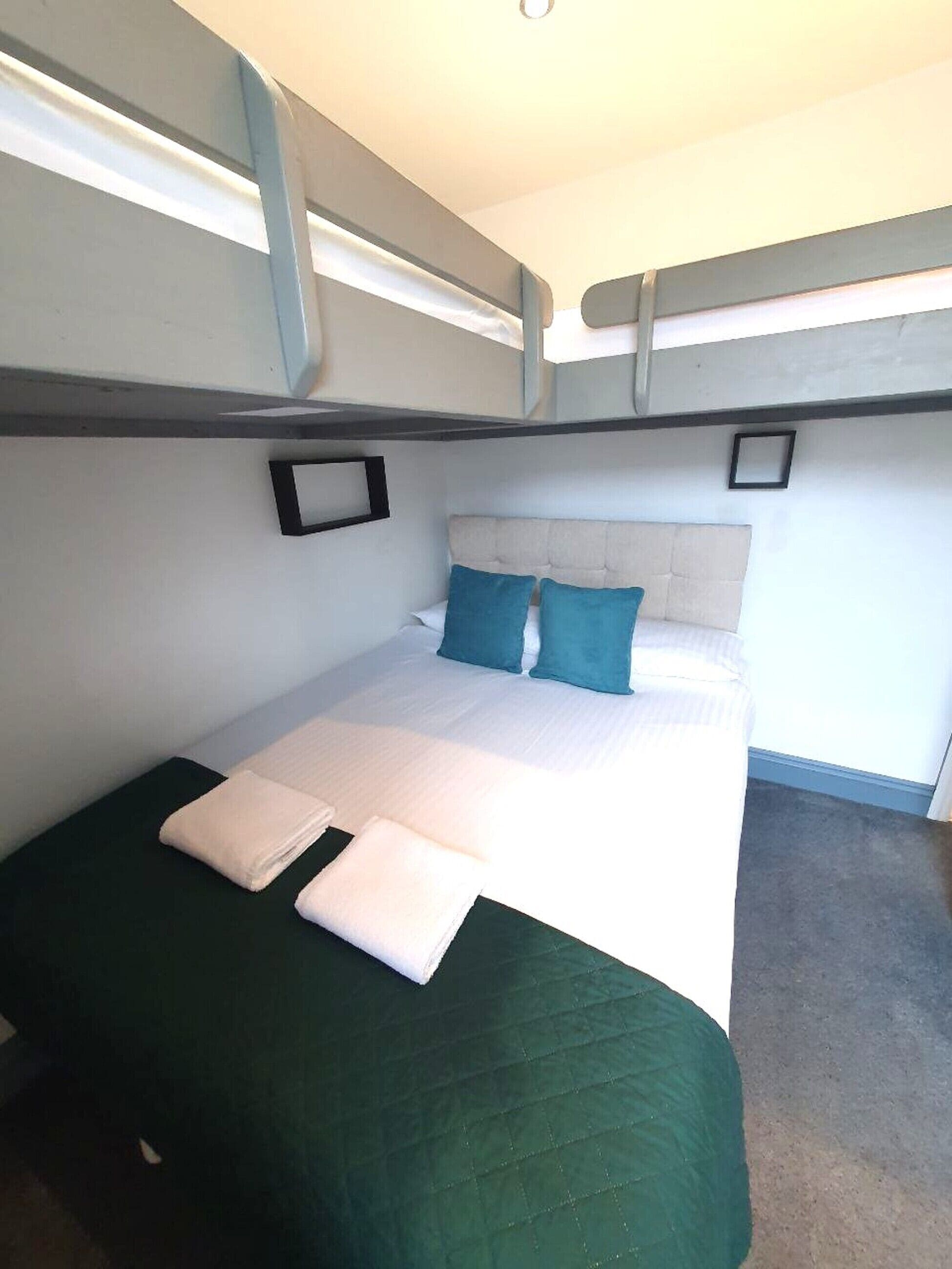 Classic Triple Room | Iron/ironing board, free WiFi, bed sheets